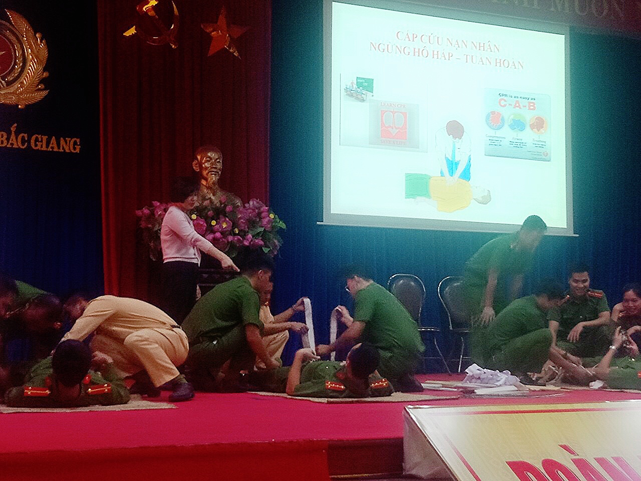 Các học viên thực hành một số thao tác sơ cứu.
