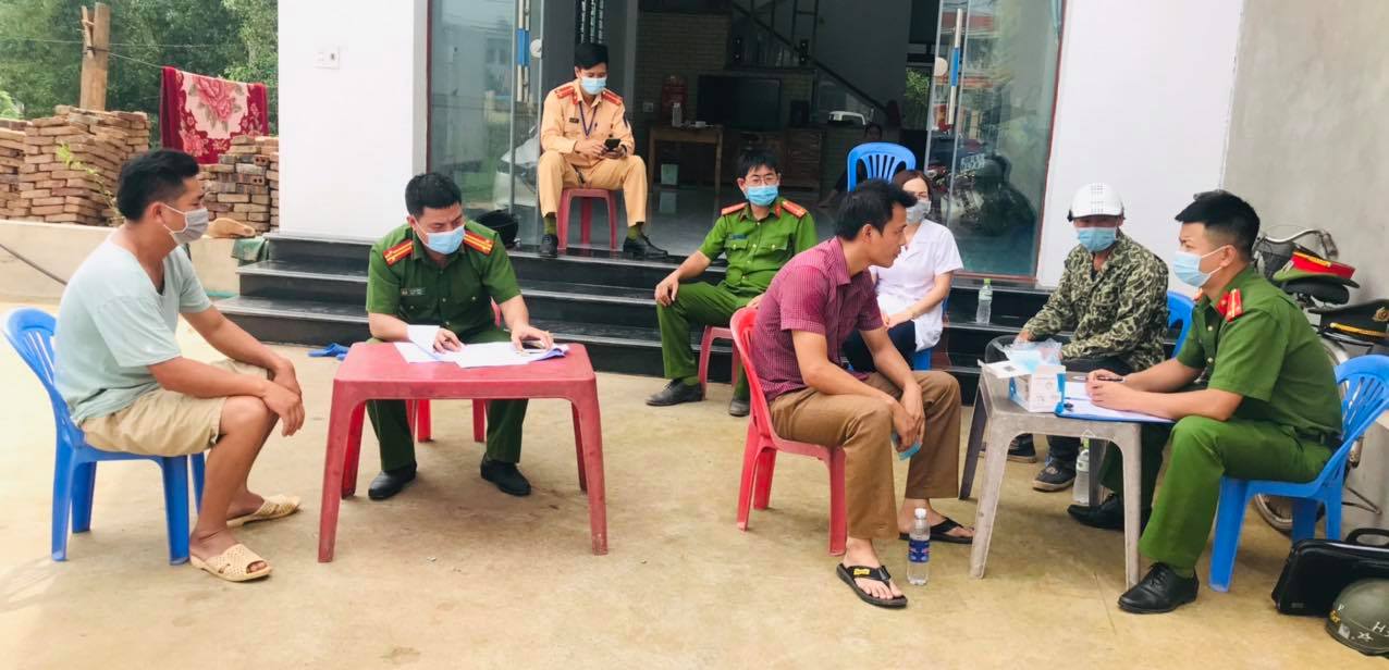 Lực lượng chức năng tiến hành lập biên bản 