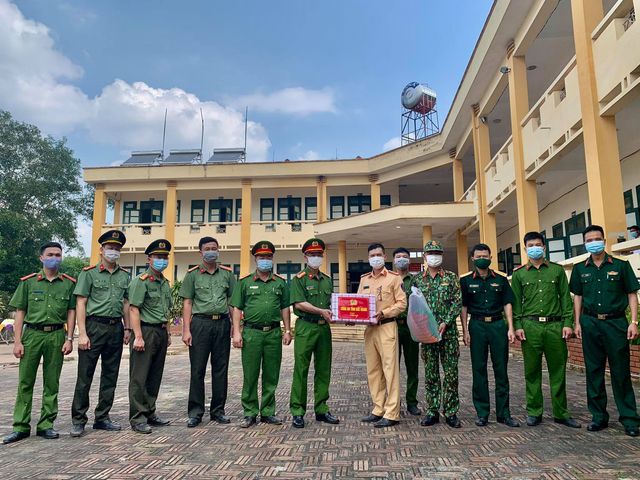 Đ/c Đại tá Thân Văn Duy, Phó Giám đốc Công an tỉnh Bắc Giang thăm, động viên và tặng quà CBCS Công an huyện Lục Ngạn thực hiện nhiệm vụ tại chốt kiểm dich trường Phổ thông DNNT, Bằng Công, xã Kiên Thành, huyện Lục Ngạn