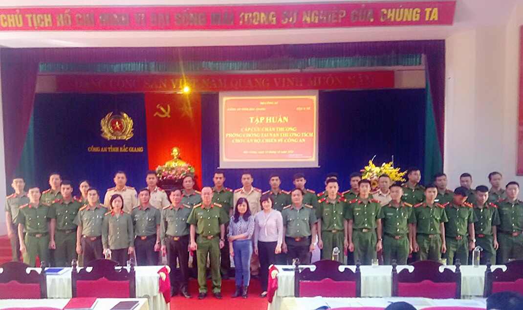 Đại biểu và học viên chụp ảnh lưu niệm.
