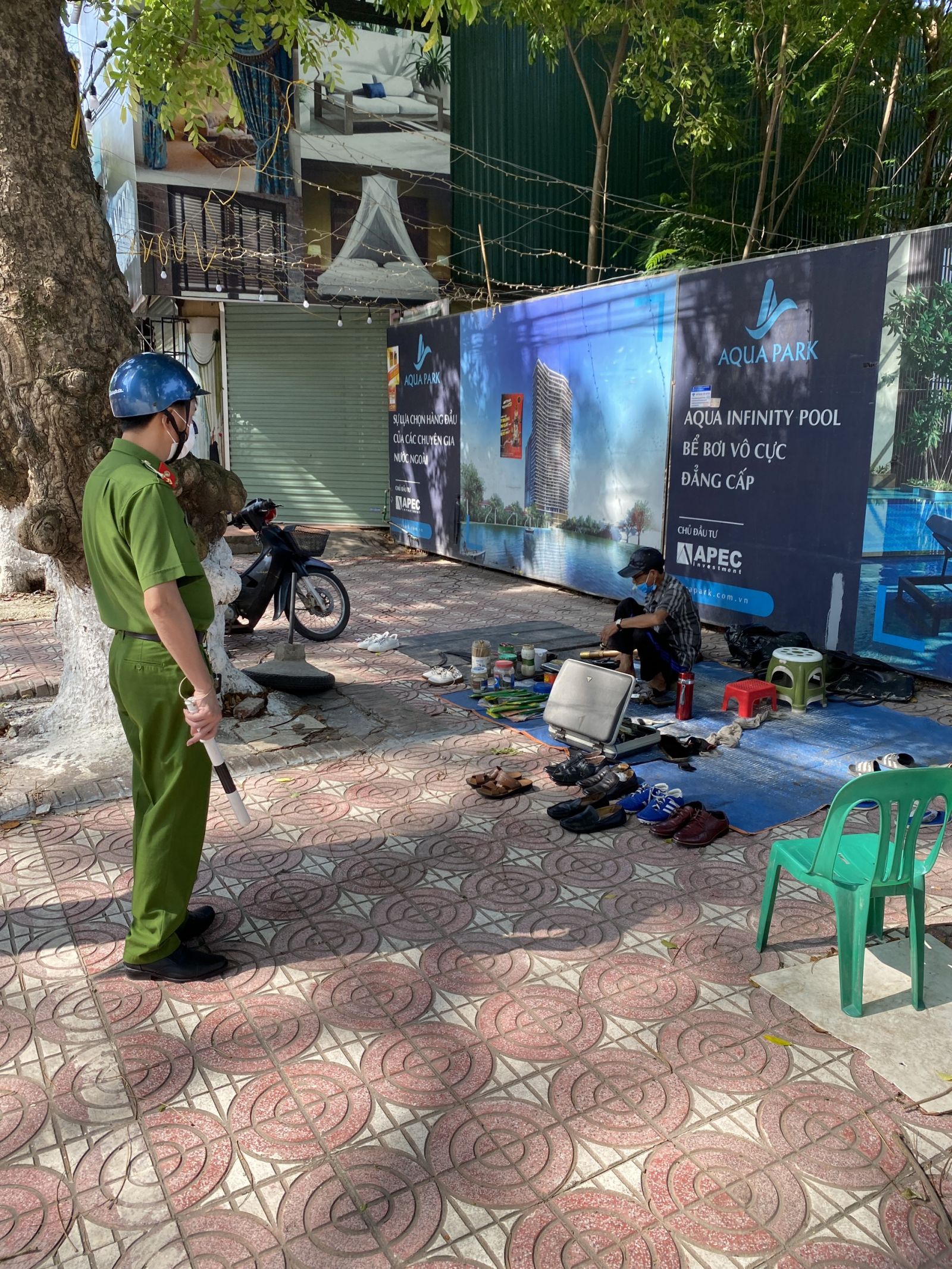 Công an phường Trần Phú phối hợp với các chốt kiểm soát dịch của tổ dân phố kiểm tra, nhắc nhở các hộ kinh doanh trên vỉa hè