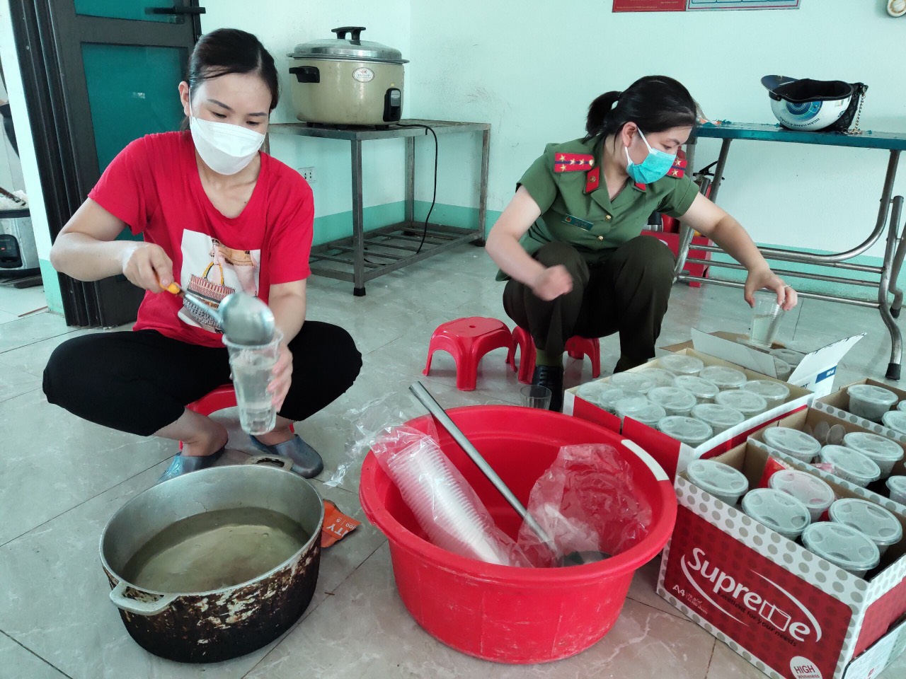 Hội phụ nữ Công an huyện chuẩn bị các suất ăn cho lực lượng đang làm nhiệm vụ tại các chốt kiểm dịch, khu cách ly