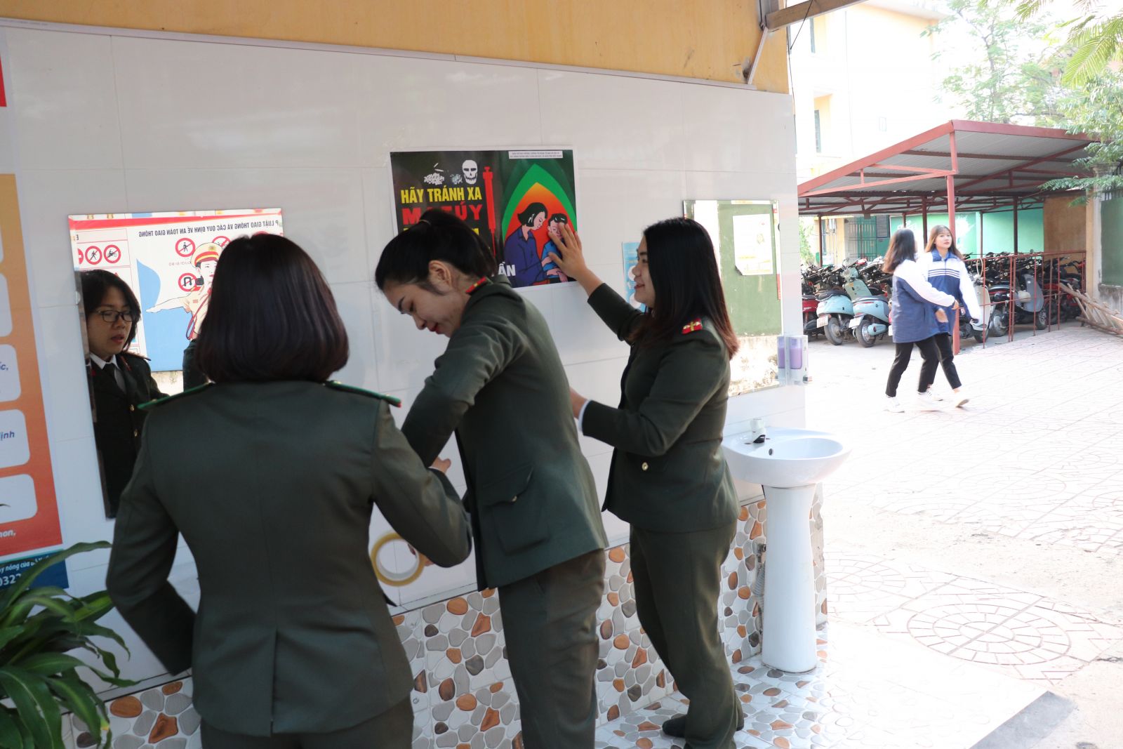 CBCS Phòng Xây dựng phong trào bảo vệ ANTQ dán pa nô tuyên truyền