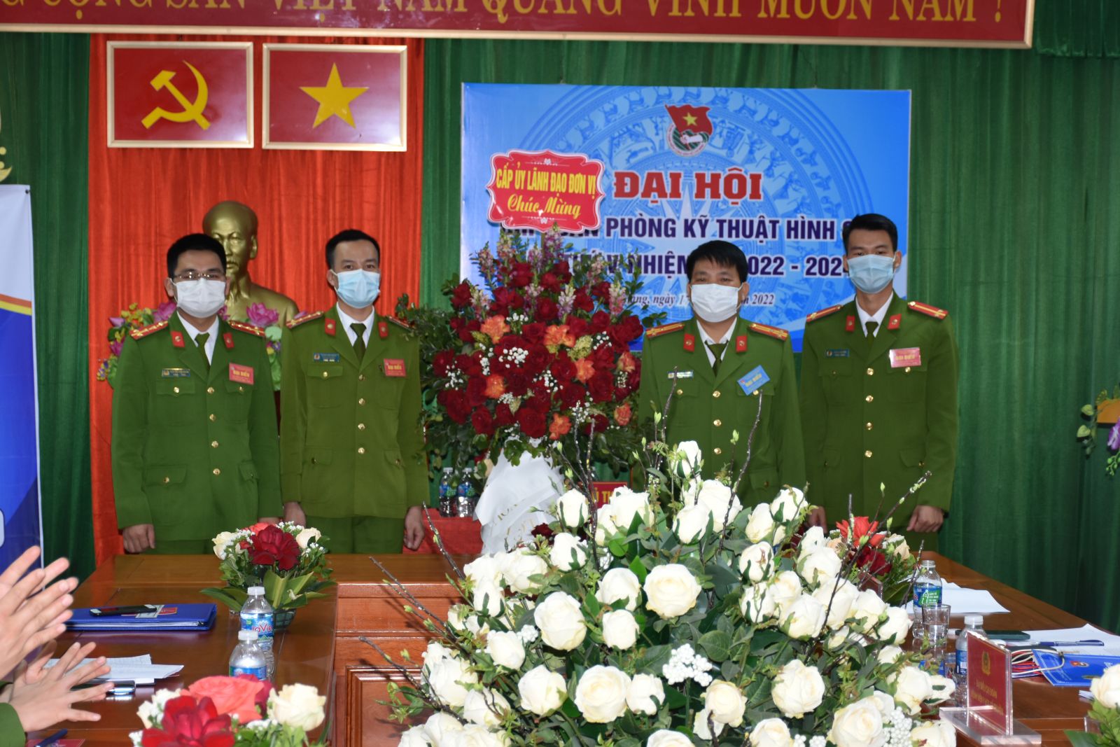 Cấp ủy, lãnh đạo phòng Kỹ thuật hình sự chúc mừng Đại hội