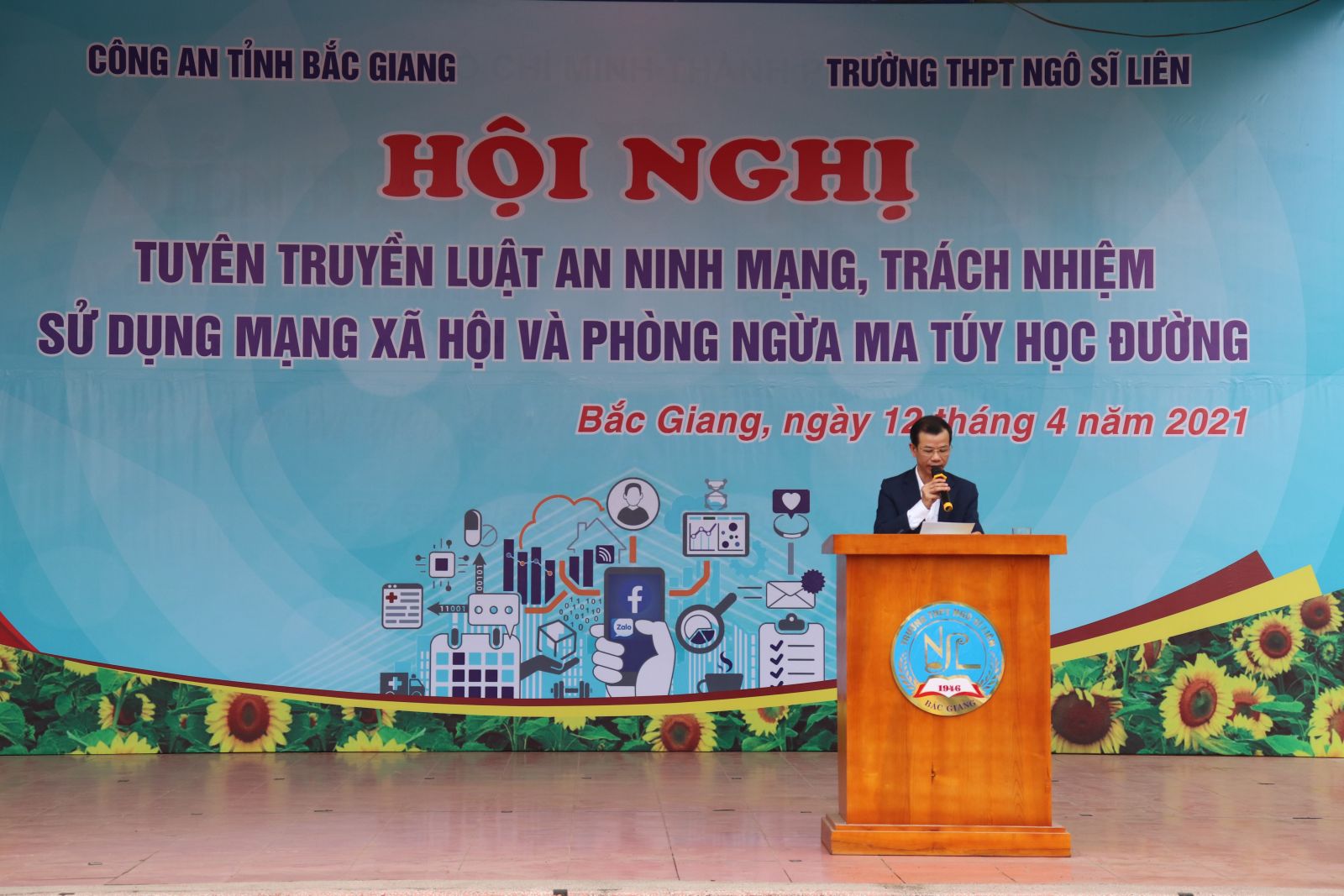 Thầy Lưu Văn Xuân - Hiệu trường Trường THPT Ngô Sĩ Liên