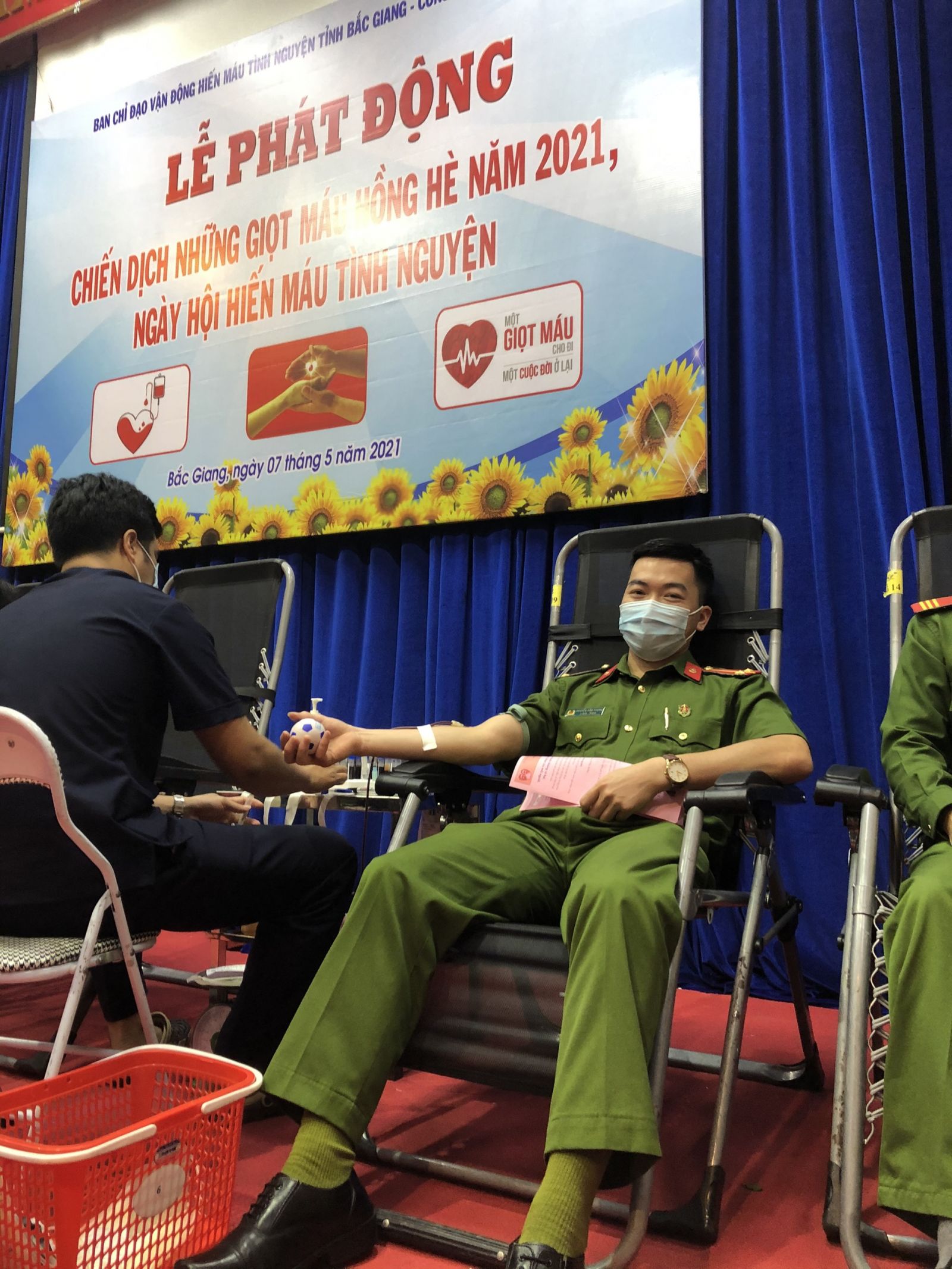 Trung úy Nguyễn Văn Vượng tham gia hiến máu tình nguyện