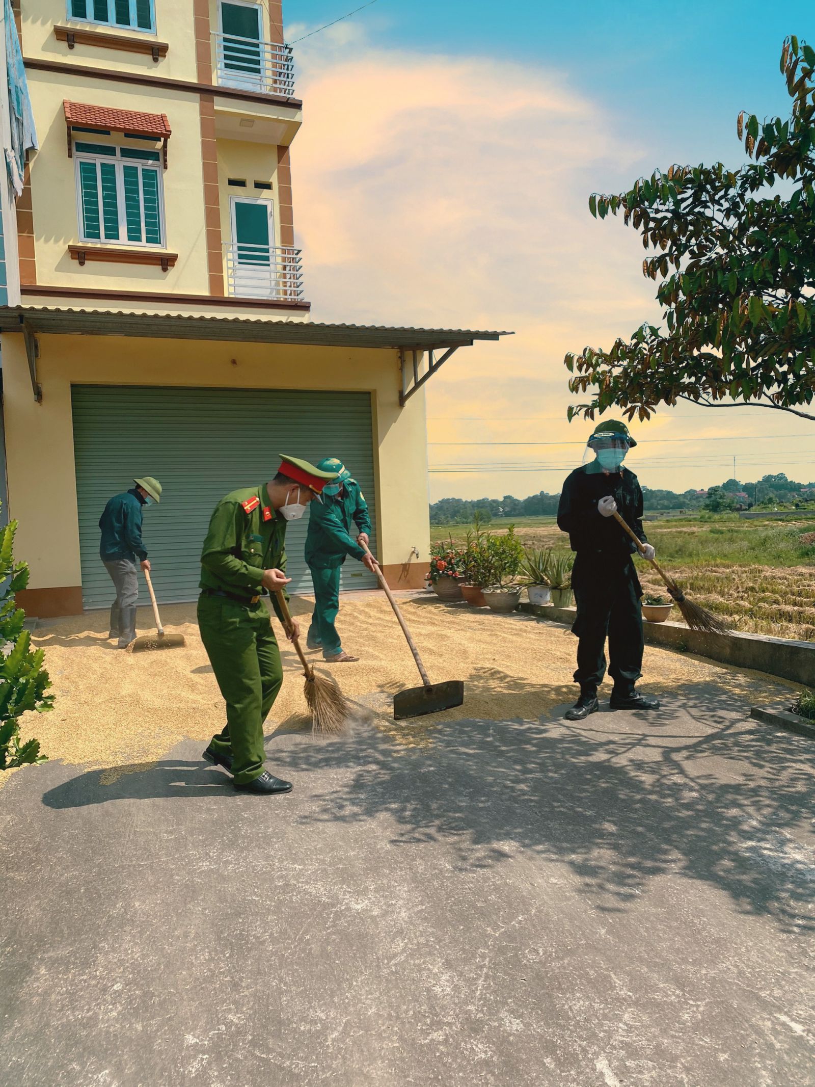 Hình ảnh cán bộ, chiến sĩ tại chốt kiểm dịch Ngọc Sơn tham gia giúp nhân dân “chạy thóc”