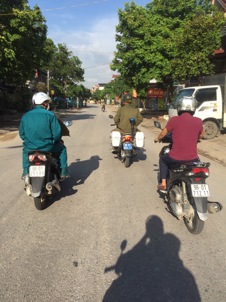 Công an Thị trấn Thắng phối hợp với các lực lượng chức năng đi tuần tra, xử lý vi phạm phòng, chống dịch Covid-19