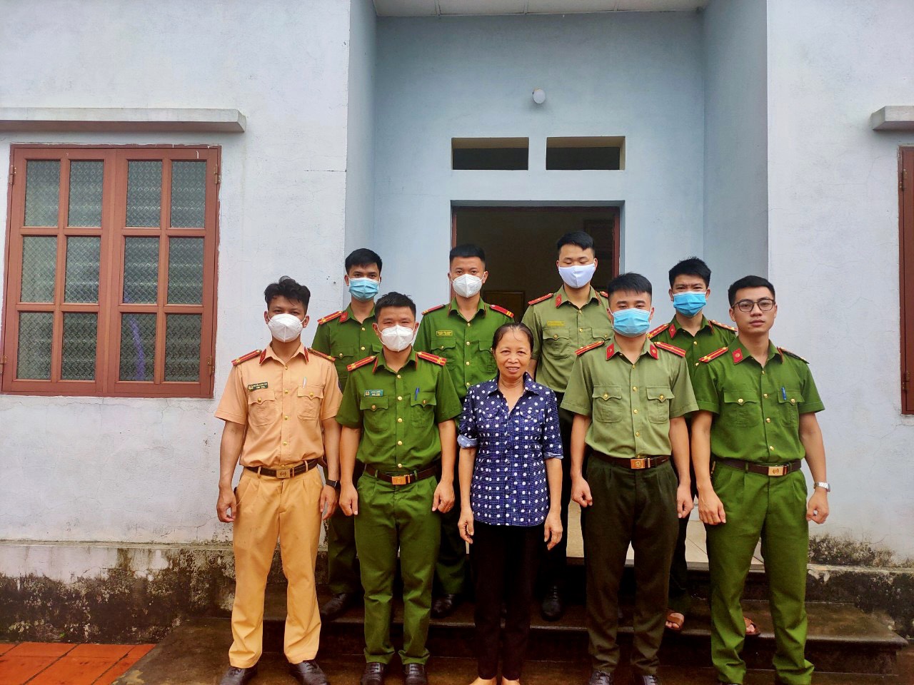 Chi đoàn Công an huyện Hiệp Hòa chụp ảnh lưu niệm cùng với gia đình mẹ VNAH Trần Thị Phòng