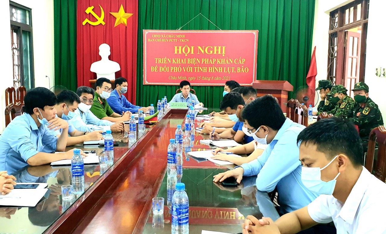 Họp khẩn ứng phó với mưa lũ tại UBND xã Châu Minh