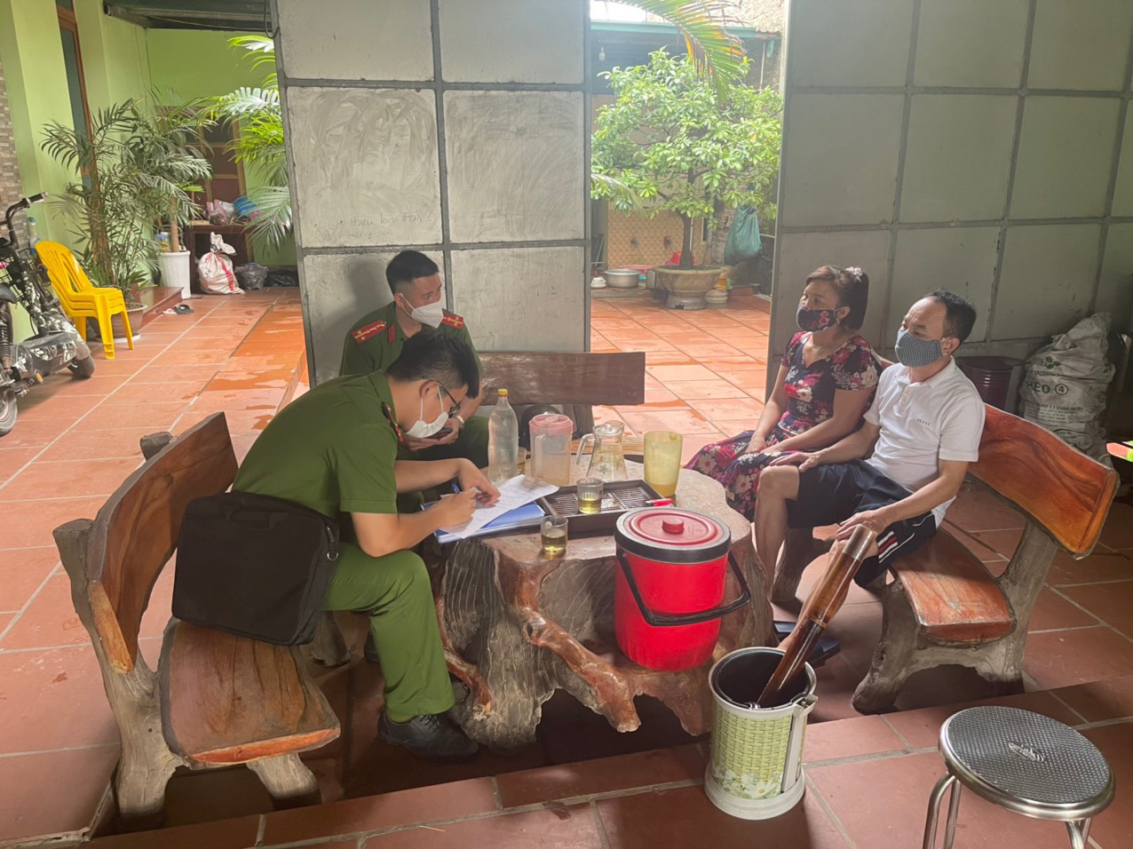 Công an xã Hợp Thịnh kiểm tra, nhắc nhở cơ sở kinh doanh dịch vụ ăn uống chấp hành quy định không phục vụ ăn uống tại chỗ, chỉ bán mang về. Nguồn ảnh: CAX Hợp Thịnh